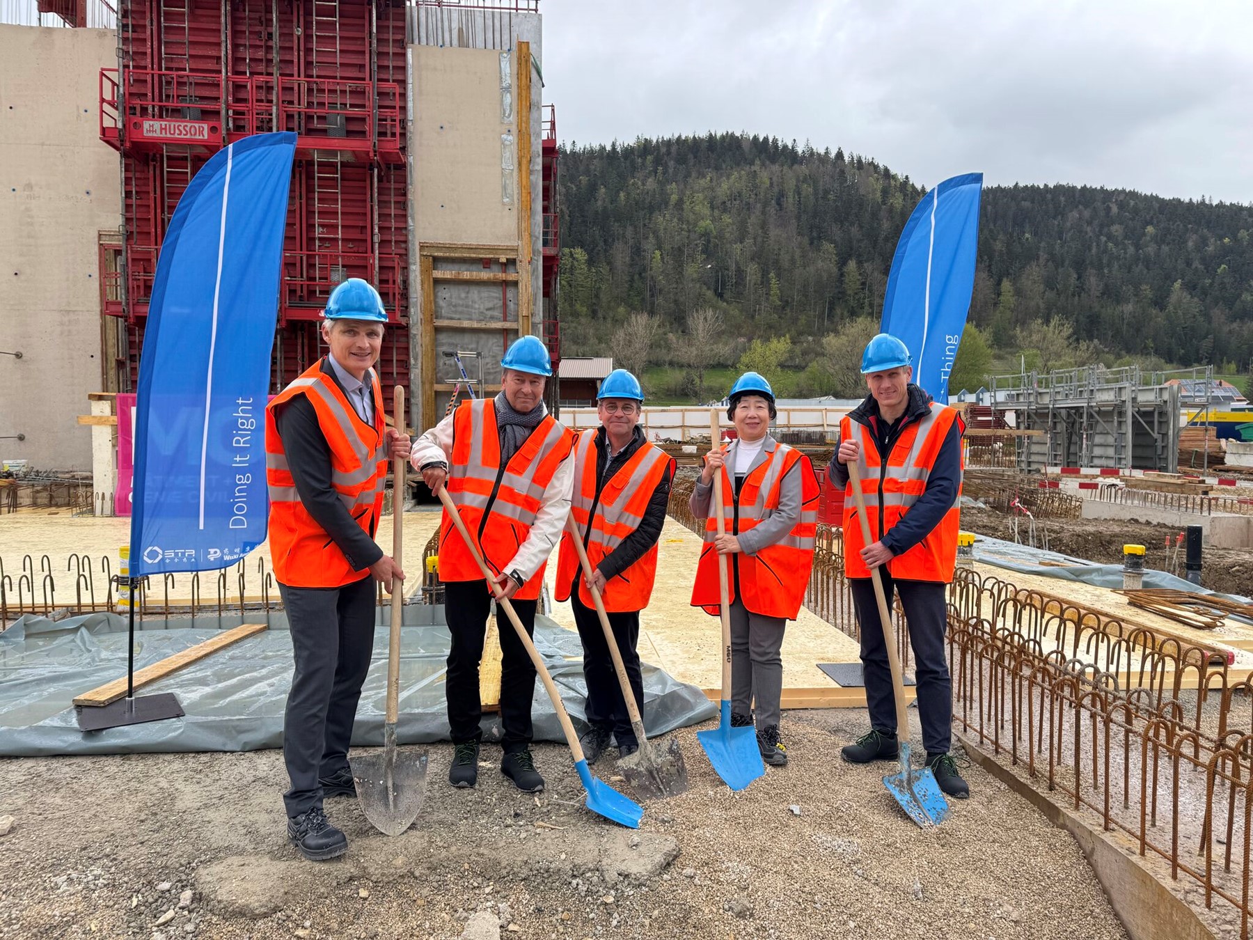 配图2 - 瑞士基地车间奠基仪式.jpg