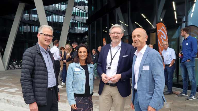 38912237-der-unternehmensverband-graefelfing-zu-besuch-im-life-science-center-der-verbandsvorsitzende-carsten-schmitz-nicole-stadler.jpg